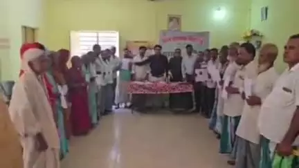 कोचाधामन: बिशनपुर पंचायत भवन में मुखिया ने ग्रामीणों के साथ की बैठक, योजनाओं को लेकर किया जागरूक