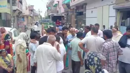 सोनीपत: सोनीपत के बेस्ट रामनगर में बिजली की समस्या से गुस्साए लोगों ने सड़क पर लगाया जाम