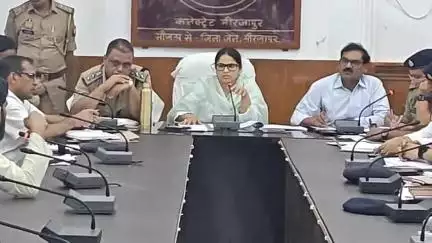 मिर्ज़ापुर: डीएम व एसपी ने कलेक्ट्रेट में धर्मगुरुओं व नागरिकों के साथ बैठक की, 12 फीट के ताजिया कावड़ यात्रा को लेकर दिए निर्देश