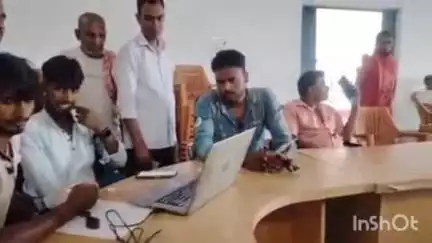 चतरा: आयुष्मान कार्ड बनाने के लिए बारीसाखी पंचायत भवन में शिविर का आयोजन किया गया