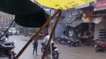बाह: पिनाहट में मूसलाधार बारिश से बाजार की सड़कें जलमग्न, आमजन को हुई भारी परेशानी