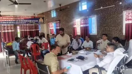 उरई: उरई कोतवाली परिसर में एडीएम की अध्यक्षता में मनाया गया संपूर्ण समाधान दिवस, फरियादियों की उमड़ी भीड़