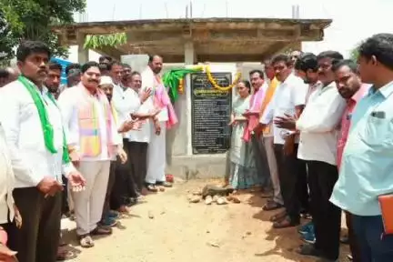 పెద్దపల్లి: జూలపల్లి మండల కేంద్రంలో అలాగే మండలంలోని పలు గ్రామాలలో పలు అభివృద్ధి పనులకు శంకుస్థాపన చేసిన పెద్దపల్లి ఎమ్మెల్యే