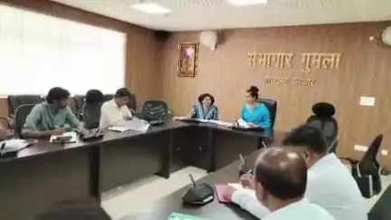 गुमला: डीसी ने पीडीएस दुकानों की व्यवस्था सुधारते हुए समय पर राशन वितरण का निर्देश दिया