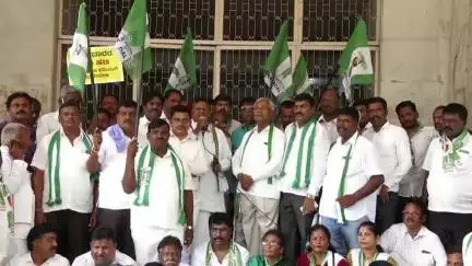 ತುಮಕೂರು: ತುಮಕೂರಿನಲ್ಲಿ ಜೆಡಿಎಸ್ ಪ್ರತಿಭಟನೆ,ಕಾಂಗ್ರೆಸ್ ಸರ್ಕಾರದ ವಿರುದ್ಧ ಕಿಡಿಕಾರಿದ ಜೆಡಿಎಸ್ ನಾಯಕರು
