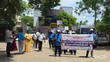 தேனி: வீரபாண்டி பேரூராட்சி சார்பில் நெகிழி ஒழிப்பு விழிப்புணர்வு பேரணி நடத்திபொது மக்களுக்கு மஞ்சள் பை வழங்கினர்