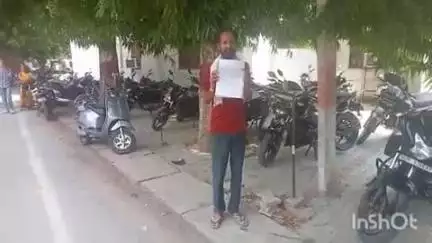 धौरहरा: सिरसी गांव के पीड़ित ने सीमेंट वाली टीन खरीदने के लिए पैसे दिए, दुकानदार ने टीन नहीं दी