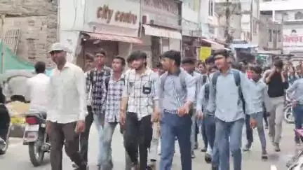 रतलाम नगर: जेन स्कूल की मान्यता रद्द होने पर स्कूली बच्चों ने विधायक कार्यालय पर किया धरना प्रदर्शन, ABVP ने दिया अपना समर्थन