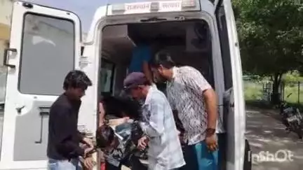 कपासन: शनि महाराज के निकट नदी मोड़ पर कार की टक्कर से बाइक सवार 3 युवक गंभीर रूप से घायल, प्राथमिक उपचार के बाद रेफर