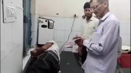 धनौरा: गजरौला नगलिया अड्डे पर मामूली विवाद के चलते मोबाइल दुकानदार ने युवक को पीटा, घायल युवक थाने पहुंचा