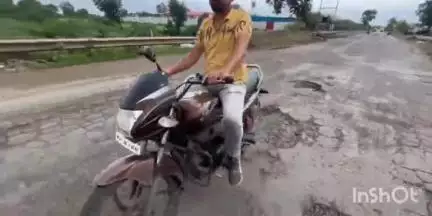 कुक्षी: सिंघाना रोड पर गड्ढों से सड़क हादसे, पार्षद ने SDM को मरम्मत के लिए सौंपा ज्ञापन