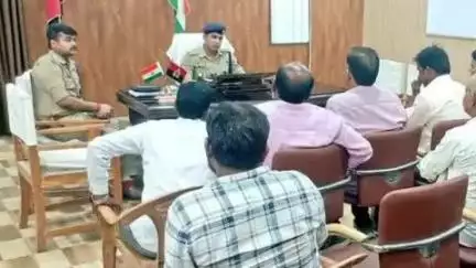 गोंडा: ASP पूर्वी ने CO सिटी के साथ अपने कार्यालय में खरगूपुर के ताजियादारों के साथ की मीटिंग, दिए निर्देश
