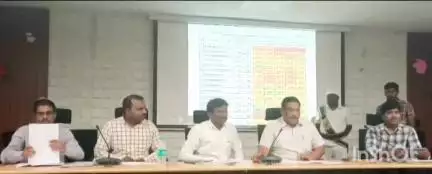 భూపాలపల్లి: ఐడీఓసీ కార్యాలయంలో మండల విద్యాశాఖ అధికారులు, కాంప్లెక్స్ ప్రధానోపాధ్యాయులతో సమీక్ష నిర్వహించిన జిల్లా విద్యాశాఖ అధికారి