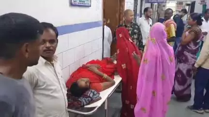 कुटुंबा: अंबा के सिंहपुर गांव में बारिश के दौरान अचानक छत पर गिरा वज्रपात, घर के अंदर बैठी महिला आई चपेट में, चल रहा इलाज