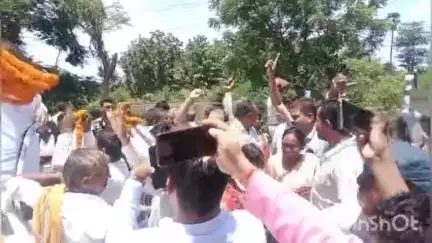 हिलसा: हिलसा बाईपास पर जन सुराज पार्टी के प्रशांत किशोर का कार्यकर्ताओं ने फूल मालाओं से किया स्वागत