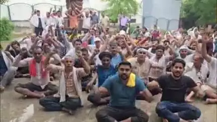 रोहतक: मेडिकल मोड पर हड़ताल कर रहे PGI के अनुबंधित कर्मचारियों ने प्रशासन के खिलाफ बारिश में भी की नारेबाजी