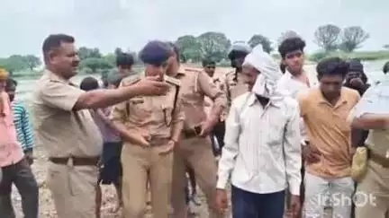 बिधूना: अछल्दा क्षेत्र के छछूंद गांव के पास बने शिव मंदिर के पीछे गड्ढे में मिला बालक का शव