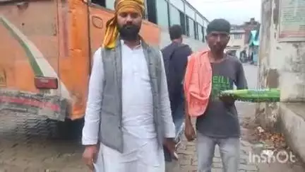 रॉबर्ट्सगंज: मारकुंडी क्षेत्र से लापता मानसिक रूप से कमजोर बालक को लेने के लिए ग्राम प्रधान पिता के साथ रोडवेज से वाराणसी हुए रवाना