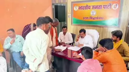 इटवा: भाजपा कार्यालय इटवा पर पूर्व बेसिक शिक्षामंत्री ने सुनीं जनता की समस्याएं