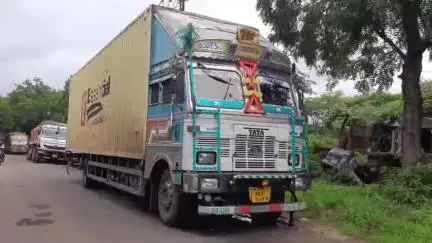 जावरा: फोरलेन एसडीएम कार्यालय के सामने कंटेनर और कार की भिड़ंत, मामला दर्ज, जांच जारी