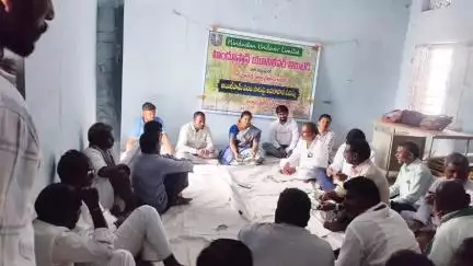 నిజాంసాగర్: నర్వ గ్రామంలో రైతులకు ఆయిల్ పామ్ సాగుపై అవగాహన
