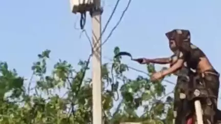महावन: गांव बिरौना कला में विद्युत टीम से अभद्रता के दौरान महिला ने चालू बिजली में दरांती से काटा केवल, मुकदमा दर्ज