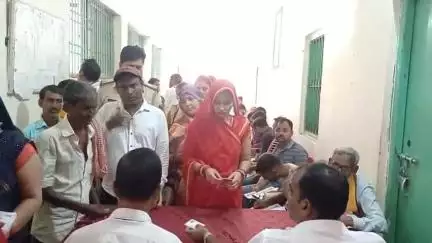 कोचस: नगर पंचायत कोचस में शांतिपूर्ण मतदान जारी, पहली बार मोबाइल से ई-वोटिंग के माध्यम से भी हुआ मतदान