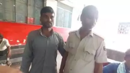 मुशहरी: उत्पाद विभाग ने जिले में छापेमारी कर शराब तस्कर को शराब के साथ किया गिरफ्तार, न्यायालय में पेश कर भेजा जेल