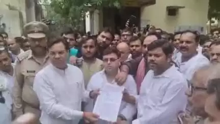 फतेहपुर: कलेक्ट्रेट में एग्रो इनपुट डीलर्स ने कृषि विभाग के अधिकारियों पर उत्पीड़न का आरोप लगाते हुए मुख्यमंत्री को भेजा ज्ञापन
