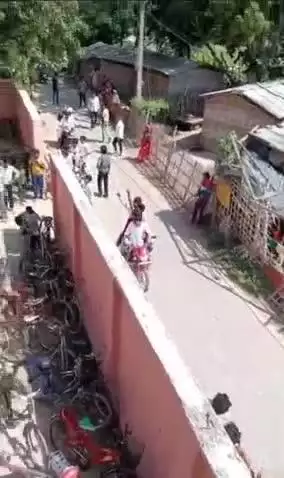 शिवहर: रा० उ० मा० वि० में लाठी-डंडों से लैस बदमाशों का वीडियो, 2 नामजद व 10 अज्ञात पर FIR, 3 गिरफ्तार