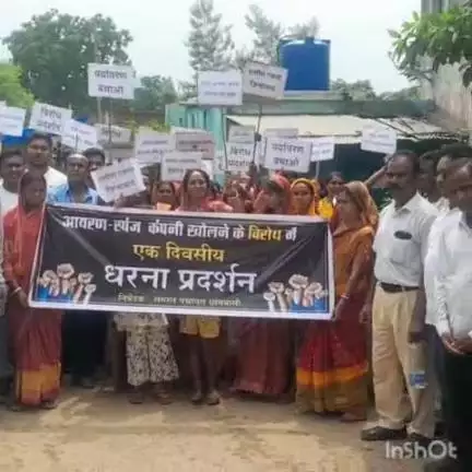 चांडिल: पालगम के प्राथमिक विद्यालय में जनसुनवाई में शामिल नहीं हुए ग्रामीण, स्पंज आयरन कंपनी का विरोध किया