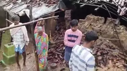 ସୋନପୁର: ଅସୁରମୁଣ୍ଡା ଗ୍ରାମରେ ଲଗାଣ ବର୍ଷାରେ ଭାଙ୍ଗିଲା ଘର, ପ୍ରଧାନ ମନ୍ତ୍ରୀ ଘର ପାଇଁ ଦାବିକଲେ ହିତାଧିକାରୀ
