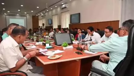 তেজপুৰ: মন্ত্ৰী পীযুষ হাজৰিকাৰ উপস্থিতিত তেজপুৰস্থিত শোণিতপুৰ জিলা আয়ুক্তৰ কাৰ্যালয়ৰ সভাকক্ষত পৰ্যালোচনা সভা অনুষ্ঠিত হয়