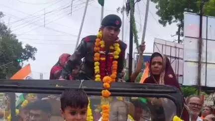 खरगौन: ज़िले के भूपेंद्र सोलंकी का भारतीय सेना अग्निवीर में हुआ चयन, शहर में हुआ भव्य स्वागत