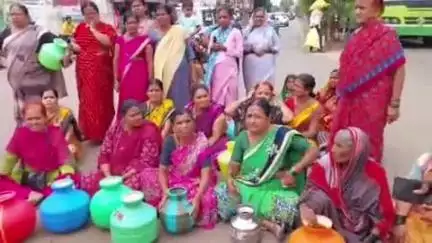 ಗದಗ: ಕಾನೂನು ಸಚಿವ ಎಚ್ ಕೆ ಪಾಟೀಲ್ ತವರೂರು ಗದಗದಲ್ಲಿ ನೀರಿಗಾಗಿ ನಾರಿಯರ ಪ್ರತಿಭಟನೆ