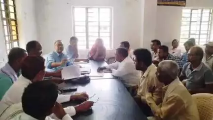 बथनाहा: बथनाहा प्रखंड मुख्यालय में बीडीओ ने बीएलओ के साथ प्रशिक्षण कार्यक्रम में भाग लिया