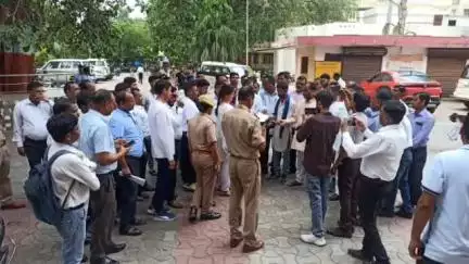 शाहजहांपुर: अनुसूचित जाति जनजाति महासंघ ने कलेक्ट्रेट में ज्ञापन दिया, माध्यमिक विद्यालयों की मर्ज व्यवस्था खत्म करने की मांग की