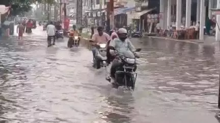 धनौरा: गजरौला शहर में झमाझम बारिश से गर्मी से मिली राहत, कई जगह हुए हादसे, टेंपू फंसा, चालक घायल