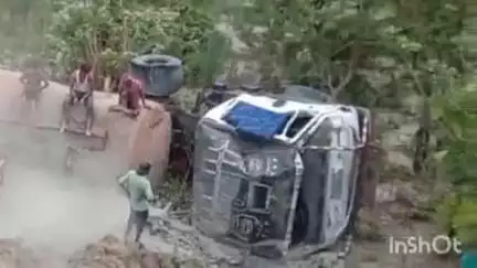 प्रतापगढ़: प्रयागराज-अयोध्या मार्ग पर गजेहड़ा चौकी के पास सीमेंट राखी से भरा टैंकर पलटा, सवार बाल-बाल बचे