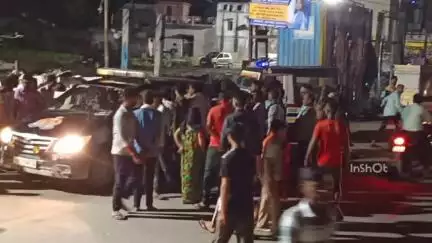 बरेली: बदायूं रोड स्थित गन्ना मिल के सामने ट्रक ने गाय को मारी टक्कर, टक्कर लगने से गुस्साई भीड़ ने ट्रक में की तोड़फोड़