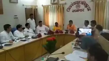 ललितपुर: सदर विधायक राम रतन कुशवाहा ने विद्युत विभाग के अधिकारी को लगाई फटकार