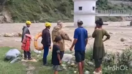 बागेश्वर: नदी किनारे फंसे नेपाली मूल के परिवार के लिए पुलिस बनी मसीहा, परिवार को रेस्क्यू कर सुरक्षित निकाला बाहर