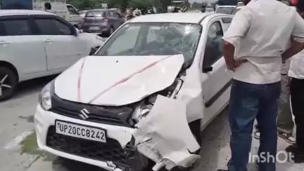 धामपुर: शेरकोट में NH74 पर खो बैराज मोड़ पर कार की टक्कर से दो बाइक सवार घायल, राहगीरों ने घायलों को अस्पताल भिजवाया