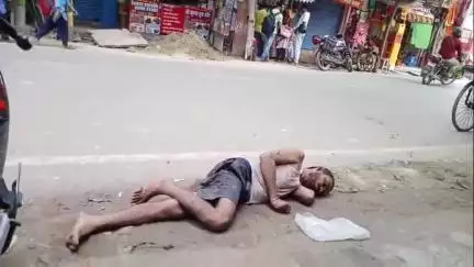 सिवान: सिवान में नशे में धुत युवक सड़क पर लोटता रहा, पुलिस देखती रही
