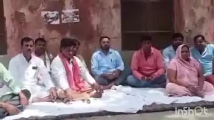 कासगंज: बोर्ड बैठक के उपस्थिति रजिस्टर न मिलने के विरोध में नगर पालिका में धरने पर बैठे सभासद
