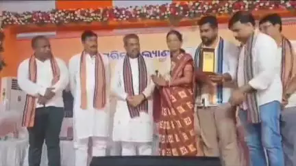 ବରଗଡ: ଆରଏମସି ପଡ଼ିଆ ଠାରେ ଅନୁଷ୍ଠିତ ହେଲା ଗରିବ କଲ୍ୟାଣ ଏବଂ ବିକାଶ ସମାବେଶ,ଯୋଗଦେଲେ କେନ୍ଦ୍ର ଶିକ୍ଷାମନ୍ତ୍ରୀ