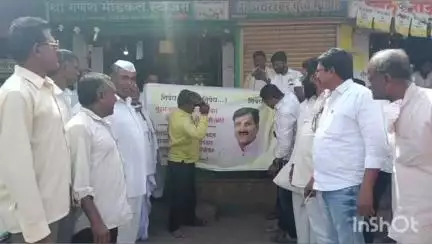 करमाळा: केम येथे भाजप आमदार बबन लोणीकर यांनी शेतकऱ्यांबद्दल केलेल्या वक्तव्याचा जोडे मारो आंदोलन करत प्रहारकडून निषेध