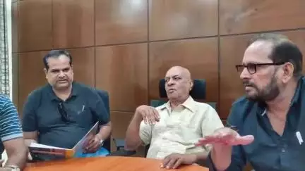 दुमका: परिषदन में दुमका के पत्रकारों ने की बैठक, समाहरणालय पहुंचकर डीसी को सौंपा मांग पत्र