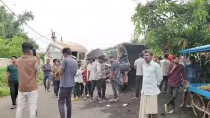 ଝାରସୁଗୁଡା: ଇଣ୍ଡଷ୍ଟ୍ରିଆଲ ଇଷ୍ଟେଟ ସ୍ଥିତ ଅଣଓସାରିଆ ରାସ୍ତାରେ ଓଲଟିଲା ଭାରିଯାନ, କ୍ଷତିପୂରଣ ଦାବି କଲେ ସ୍ଥାନୀୟ ବାସିନ୍ଦା