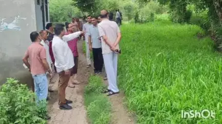 हमीरपुर: वार्ड-10 में सड़क का होगा विस्तार, एंबुलेंस मार्ग होगा सुगम; कांग्रेस नेता डॉ. पुष्पेंद्र वर्मा ने किया निरीक्षण